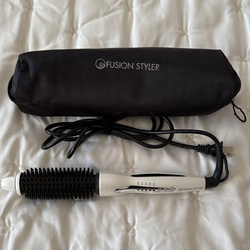 Fusion Styler Hair Brush in Black and White